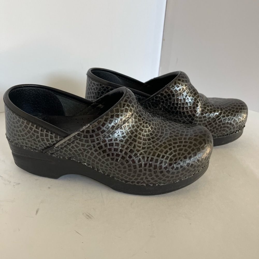 Dansko 37 Pewter Gray Mosaic Tile Womens Leather Clogs Shoes Size: 6.5